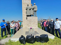 Дань памяти: совместная акция ершовских «серебряных» волонтеров и соцработников