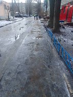 В Ершове тротуары обрабатывают противогололедной смесью