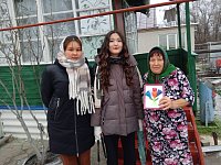 Школьники поздравили ершовских бабушек с Днем матери