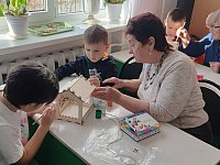 Ершовские любители природы изготовили своими руками кормушки для птиц 