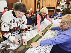 Неравнодушные ершовцы серебряного возраста плетут маскировочные сети для бойцов СВО