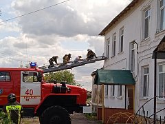 Ершовским дошкольникам на практике показали, как вести себя во время эвакуации при пожаре