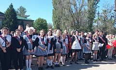 На центральной площади Ершова сегодня звенел последний звонок