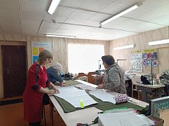 Коллектив Ершовского агролицея шьет маскировочные костюмы для бойцов СВО