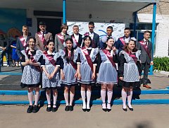 На празднике последнего звонка встретились два поколения ершовских выпускников с разницей в 50 лет
