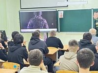 В рамках программы профессиональной ориентации школу №4 г. Ершова посетил курсант института войск нацгвардии