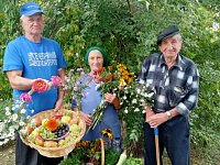 Ершовские «серебряные» волонтеры делятся урожаем с получателями услуг