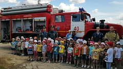 Ершовским дошкольникам на практике показали, как вести себя во время эвакуации при пожаре