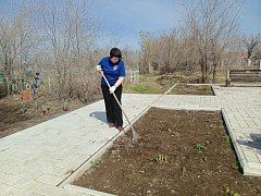 Ершовские молодогвардейцы навели порядок у Братской могилы воинов, умерших от ран в эвакогоспитале