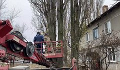 В Ершове проводят плановую опиловку и вывоз аварийных деревьев