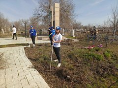 Ершовские молодогвардейцы навели порядок у Братской могилы воинов, умерших от ран в эвакогоспитале
