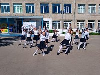 На празднике последнего звонка встретились два поколения ершовских выпускников с разницей в 50 лет