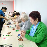 Юные и пожилые ершовцы совместно изготавливали броши с георгиевской лентой