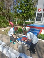 Благоустройство памятных мест: «серебряные» волонтеры Ершовского района провели акцию «Чистый обелиск»
