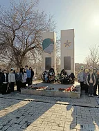 Юные ершовские патриоты возложили цветы к обелиску в память о великом подвиге советских солдат