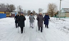 Мороз, солнце и палки: ершовские сельчанки открыли зимний сезон скандинавской ходьбы