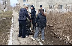 Студенты и преподаватели Ершовского агропромышленного лицея провели субботник, а потом дружно пили чай