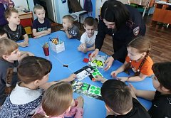 Ершовские дошколята на мастер-классе учились делать фликер