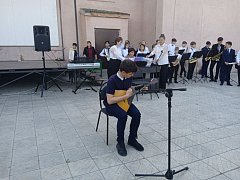 В парке состоялось совместное мероприятие - концерт артистов ДШИ и сеанс одновременной игры в шахматы