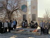 Юные ершовские патриоты возложили цветы к обелиску в память о великом подвиге советских солдат