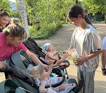 В одном из дворов Ершова артисты РДК устроили настоящий праздник для взрослых и детей