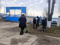 Студенты и преподаватели Ершовского агропромышленного лицея провели субботник, а потом дружно пили чай