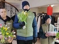 Саратовские активисты поздравили женщин-волонтёров и семьи героев с наступающим 8 Марта