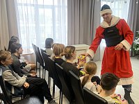 Саратовские военнослужащие и сотрудники Росгвардии поздравили с новогодними праздниками более 200 ребят