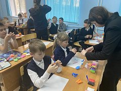 День космонавтики отметили творчески: ершовские школьники слепили «космические талисманы»