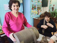 Неравнодушные ершовцы серебряного возраста плетут маскировочные сети для бойцов СВО