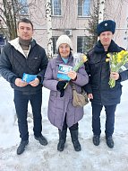 В Ершове полицейский и общественник поздравили горожанок с наступающим 8 Марта и предупредили о мошенниках