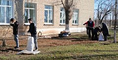 В рамках общеобластного субботника коллектив Ершовского агролицея навел порядок на двух площадках