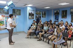 Накануне Дня знаний ершовским ребятам вручили ранцы и школьные принадлежности 