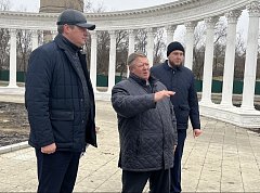 Николай Панков положительно оценил обновление ершовского городского парка