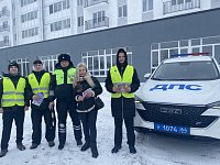 В Ершове прошла акция «Цветы для автоледи!»