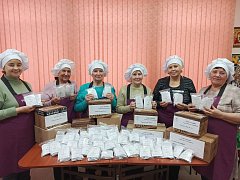 «Серебряные» волонтеры отправили участникам СВО шерстяные носки, варежки и письма