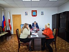 В преддверии Международного женского дня глава Ершовского района поздравил женщин, пришедших на прием