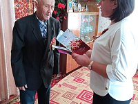 Глава и культработники с. Антоновка поздравили с праздником труженика тыла Ульянченко Алексея Антоновича