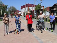 Получатели социальных услуг с удовольствием занимаются физкультурой на свежем воздухе