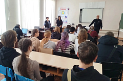 Ершовские сотрудники Госавтоинспекции проводят профилактические беседы с молодежью