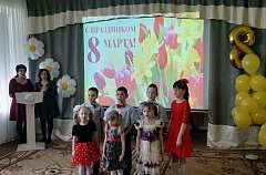 В Ершовском реабилитационном центре «любимым, нежным и прекрасным» подарили праздничный концерт