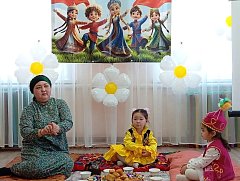 Праздничный концерт с танцами, играми и национальными блюдами провели в детском саду Ершовского района в Год единства народов