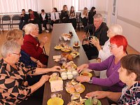 В ершовской школе для гостей «серебряного» возраста устроили мастер-класс по танцу и чаепитие под аккомпанемент гитары