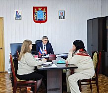 В преддверии Международного женского дня глава Ершовского района поздравил женщин, пришедших на прием