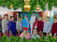 Жители ершовского села водили хоровод вокруг новогодней елочки в компании героев сказки «Морозко»