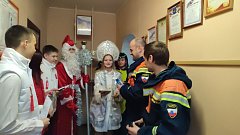 В Ершове поздравили сотрудников, не покидающих свой пост в новогодние праздники