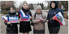 Ершовские активисты Движения Первых популяризируют российский триколор
