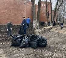На центральной площади Ершова сегодня прошел субботник