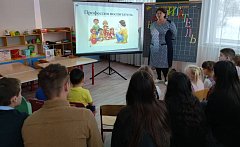 Профориентация: девятиклассники с. Рефлектор Ершовского района узнали тонкости работы воспитателя