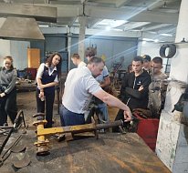 Ершовские студенты побывали на экскурсии на самом крупном сельхозпредприятии района